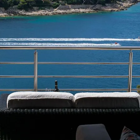 Seaview Laura